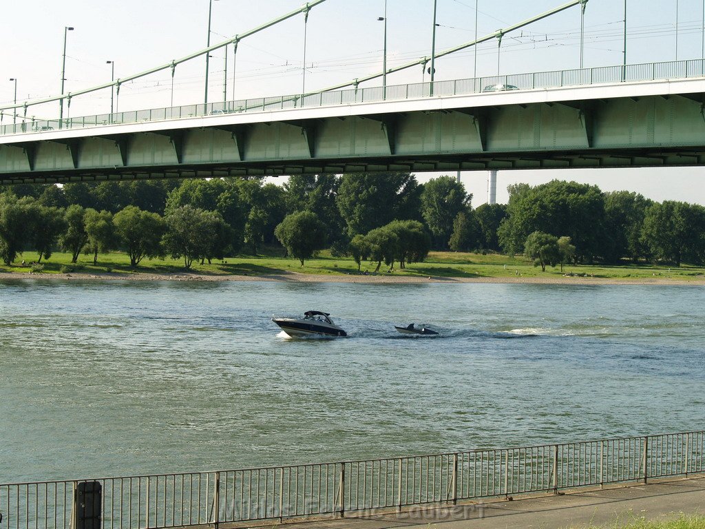 Einsatz Loeschboot und Rettungsboot Koeln Muelheim  P28.JPG